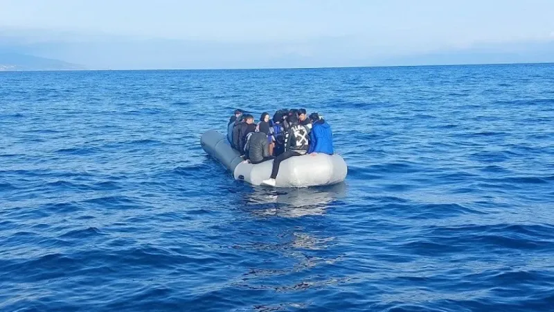 Ayvalık açıklarında can pazarı.. Denizde sürükleniyorlardı Sahil Güvenlik kurtardı..