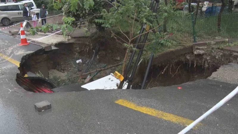 Ankara'da çöken yol elektrik direğini yuttu