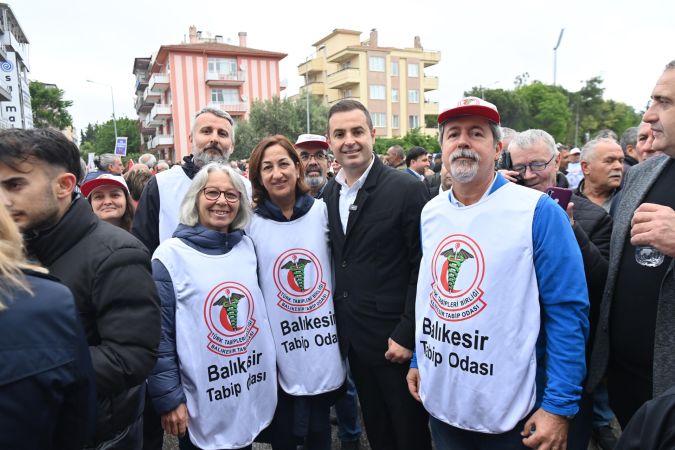 Emekçinin Başkanı Ahmet Akın.. Başkan Akın, 1 Mayıs’ta emekçilerin yanında