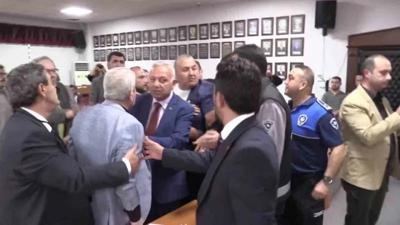 Bandırma Belediye Meclisi'nde AK Parti ile CHP birbirine girdi.. Canlı yayını kesmek zorunda kaldılar..