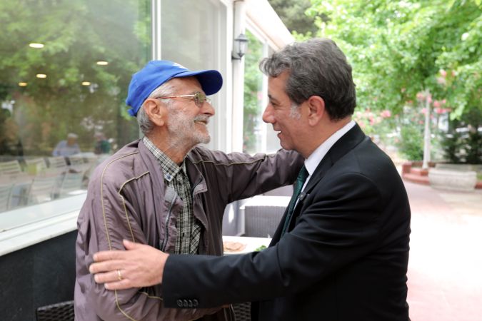 Başkan Yetişkin vatandaşların sorunlarını tek tek dinliyor