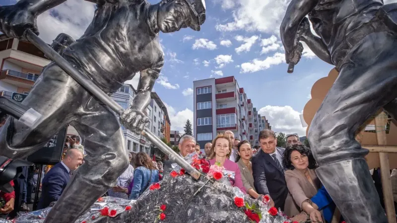 Başkan Tugay Soma’da maden şehitlerinin aileleriyle buluştu