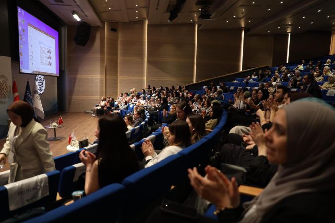 Kasapoğlu ‘Gençlik, geleceğe bakış, iyi oluş’ seminerinde konuştu