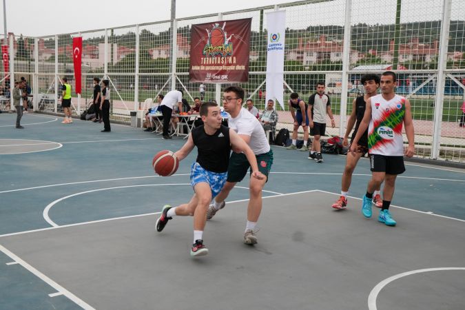 Basketbolcular Gaziemir’de kıyasıya yarıştı 