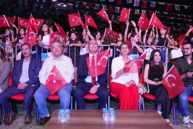 Gaziemir Gençlik Festivali’ne Yaşlı Amca ile muhteşem final