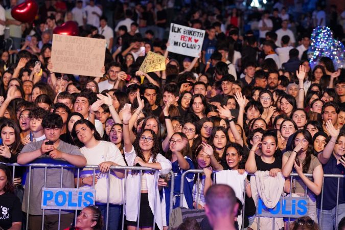 Gaziemir Gençlik Festivali’ne Yaşlı Amca ile muhteşem final