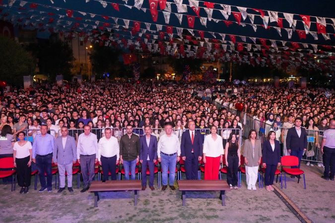 Gaziemir Gençlik Festivali’ne Yaşlı Amca ile muhteşem final