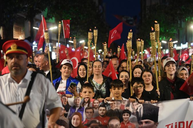 Fener Alayı’nda caddeler kırmızı beyaza büründü