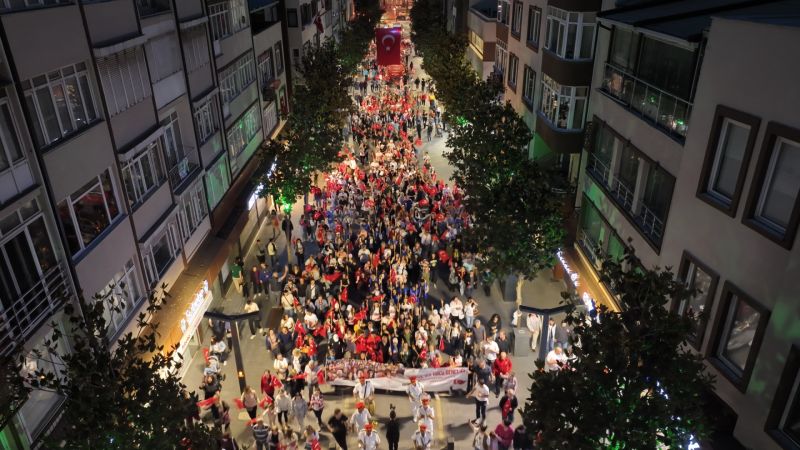 Fener Alayı’nda caddeler kırmızı beyaza büründü