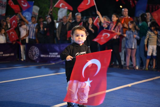 Fener Alayı’nda caddeler kırmızı beyaza büründü