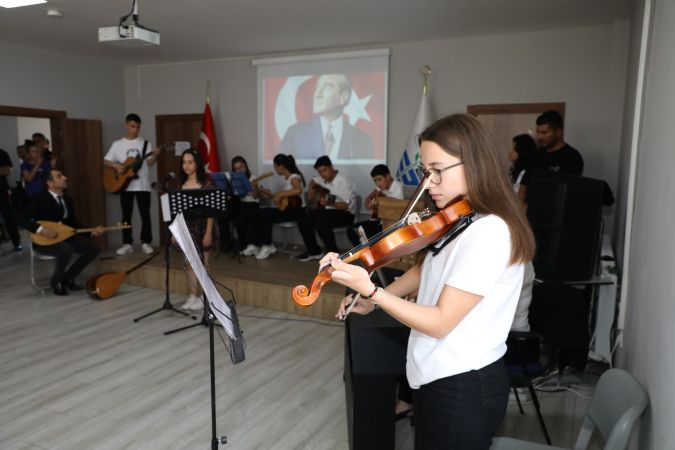 Edremit ‘Atatürk Gençlik Merkezi Yıl Sonu’ gösterisi yoğun ilgi gördü