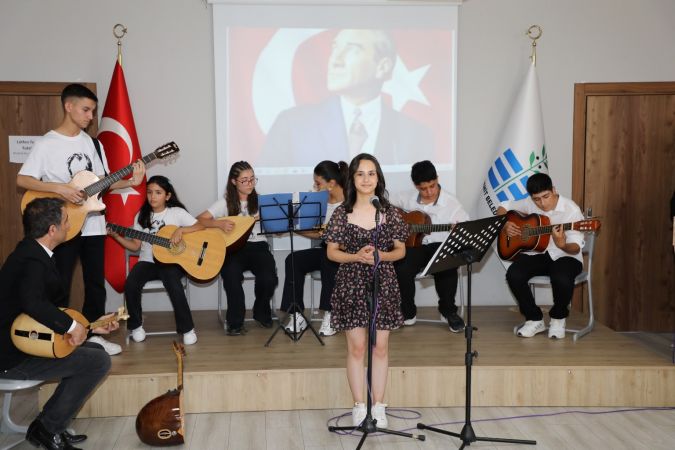 Edremit ‘Atatürk Gençlik Merkezi Yıl Sonu’ gösterisi yoğun ilgi gördü