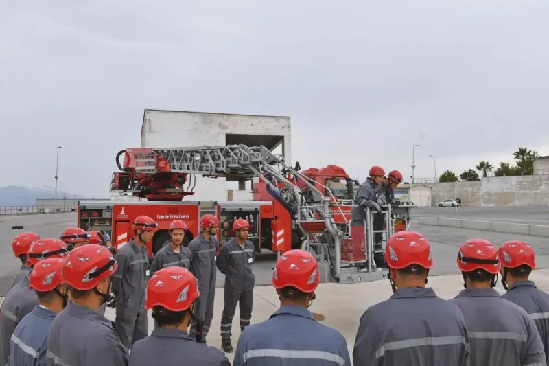 İzmir'in genç itfaiyecileri sıkı eğitimlerle göreve hazırlanıyor