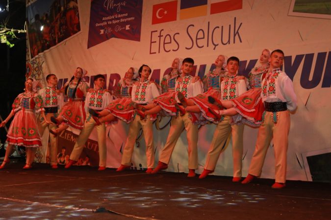 Efes Selçuk Uluslararası Halk Oyunları Şenliği farklı kültürleri birleştirdi