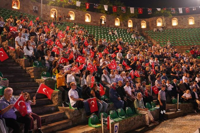 Ayvalık Sebahat-Cihan Şişman Güzel Sanatlar Lisesi öğrencilerinden muhteşem yıl sonu konseri