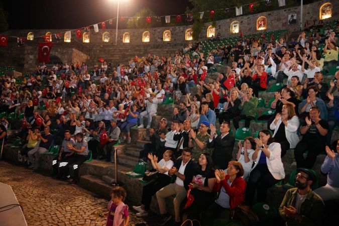 Ayvalık Sebahat-Cihan Şişman Güzel Sanatlar Lisesi öğrencilerinden muhteşem yıl sonu konseri