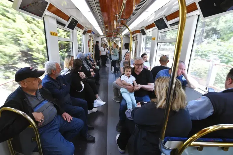 İzmir Metrosu 1 milyar 400 milyon yolcu taşındı