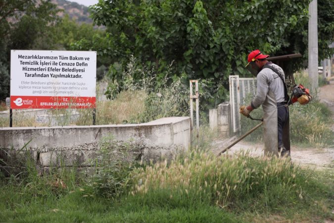 Efeler’in ekipleri mezarlık bakımına devam ediyor