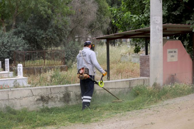 Efeler’in ekipleri mezarlık bakımına devam ediyor