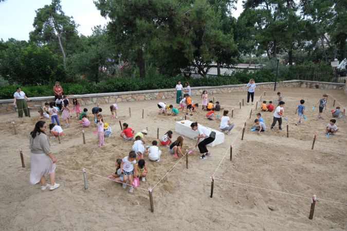 Bodrum'da minik arkeologlar iş başında