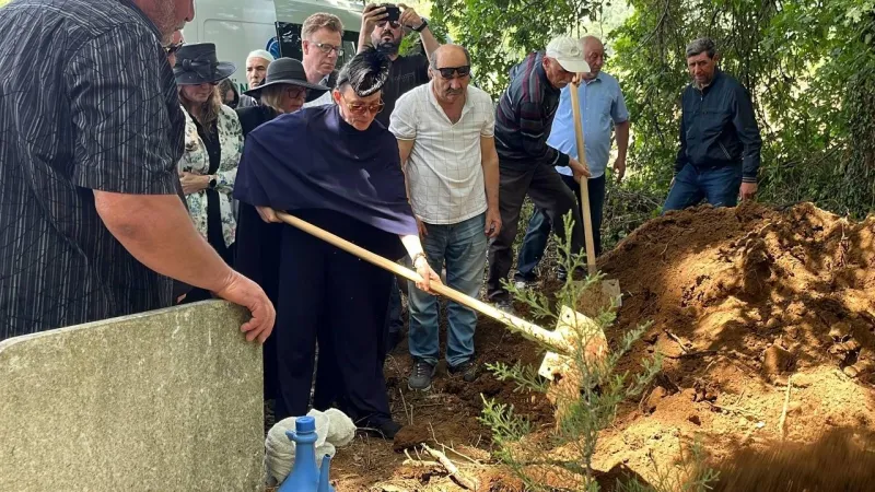 Berzeg Aliesi, Korhan Berzeg’e toprak atarak veda etti