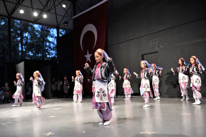 Bornovalı kursiyerlerden müzik ve dans şov