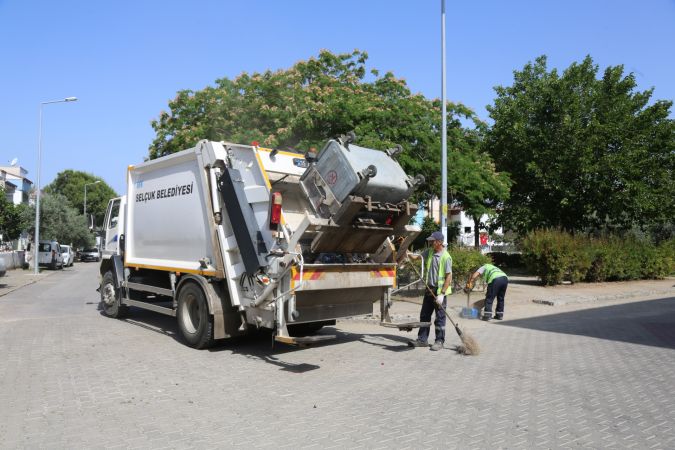 Efes Selçuk'ta bahar temizliğiyle sokaklar pırıl pırıl