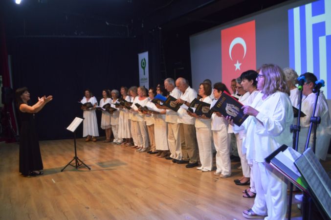 Türk ve Yunan sanatçılar seslendirdikleri şarkılarla dostluk köprüsü kurdu