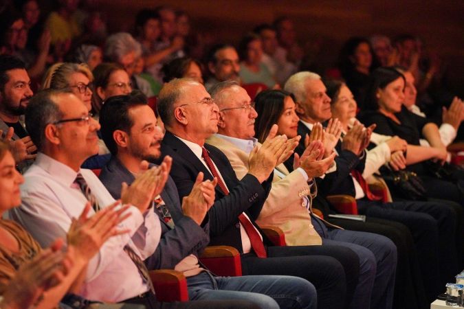 Başkan Işık, Kızılcıklar Oldu mu türküsünü seslendirdi