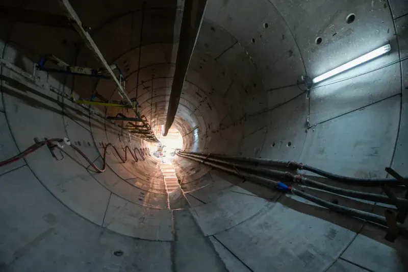 Başkan Tugay metro şantiyelerini inceledi