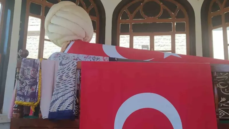 Fatih’in komutanlarından Zağnos Paşa’nın türbesi bayraklarla donatıldı