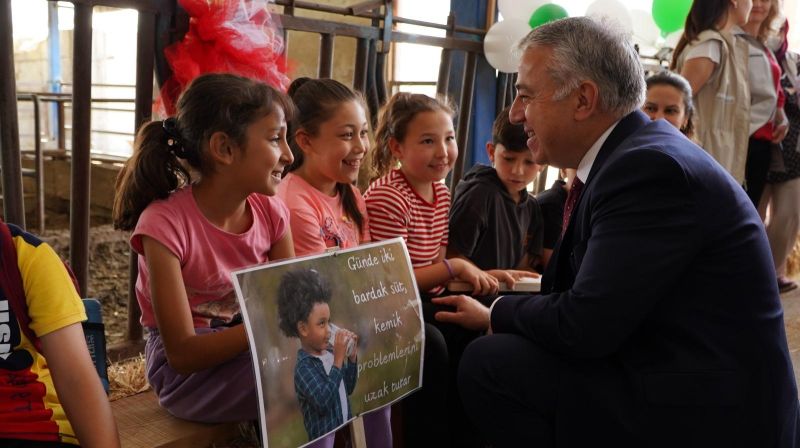 Dünya Süt Gününde Karşıyakalı Öğrenciler Tirede sütün yolculuğuna eşlik etti