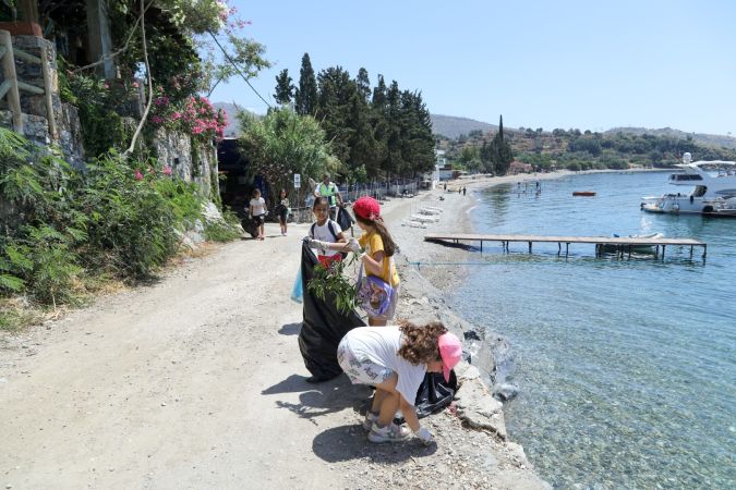 Bodrum'un 'minik elleri' Mazı Sahilini temizledi