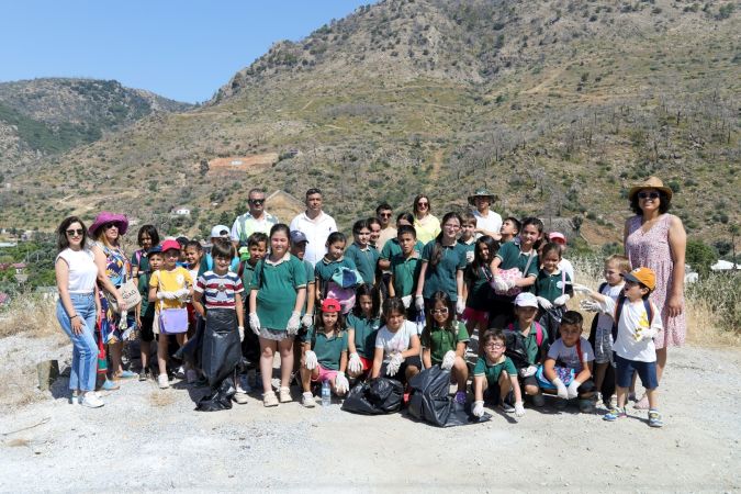 Bodrum'un 'minik elleri' Mazı Sahilini temizledi