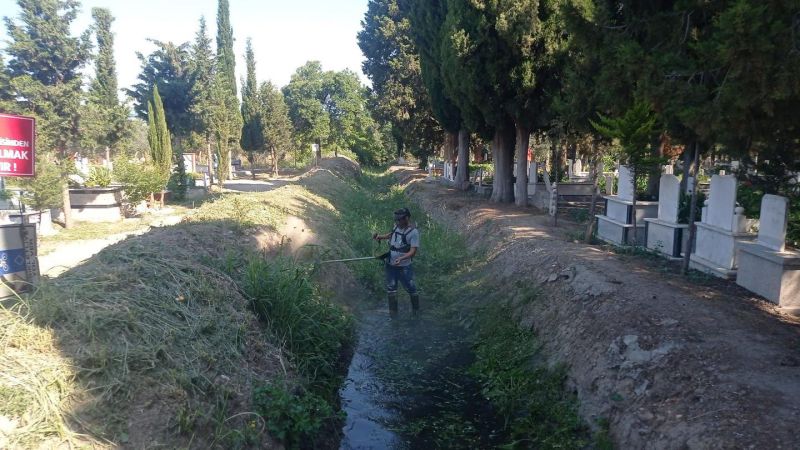 Burhaniye'de bayram öncesi mezarlık temizliği