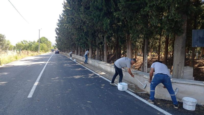 Burhaniye'de bayram öncesi mezarlık temizliği