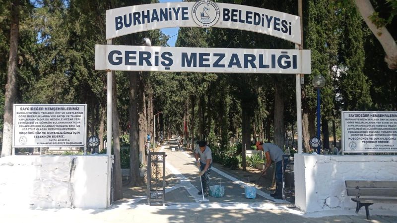 Burhaniye'de bayram öncesi mezarlık temizliği