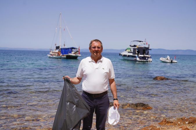 Ayvalık aralarında büyük temizlik.. 3 ton çöp toplandı, mültecilerden kalan 7 bot enkazı çıkarıldı..