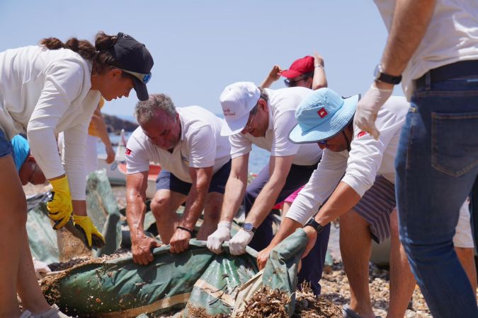 Ayvalık aralarında büyük temizlik.. 3 ton çöp toplandı, mültecilerden kalan 7 bot enkazı çıkarıldı..