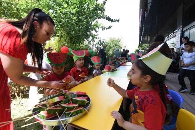 Bornovalı minikler Karpuz Festivali’nde eğlendi