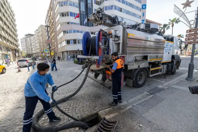 İzmir’in altyapı hatlarında temizlik seferberliği