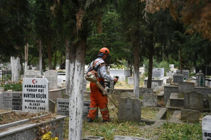 Büyükşehir, mezarlıkları bayrama hazırlıyor