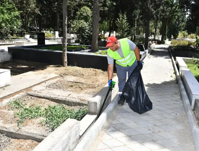 İzmir’de bayram öncesi mezarlıklar için özel bakım