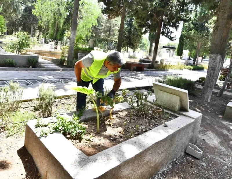 İzmir’de bayram öncesi mezarlıklar için özel bakım