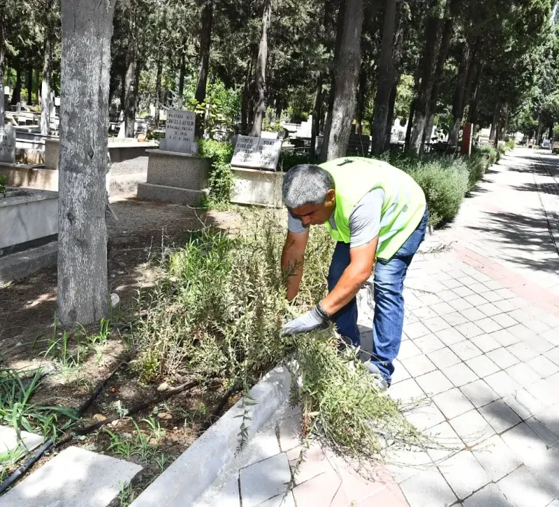 İzmir’de bayram öncesi mezarlıklar için özel bakım