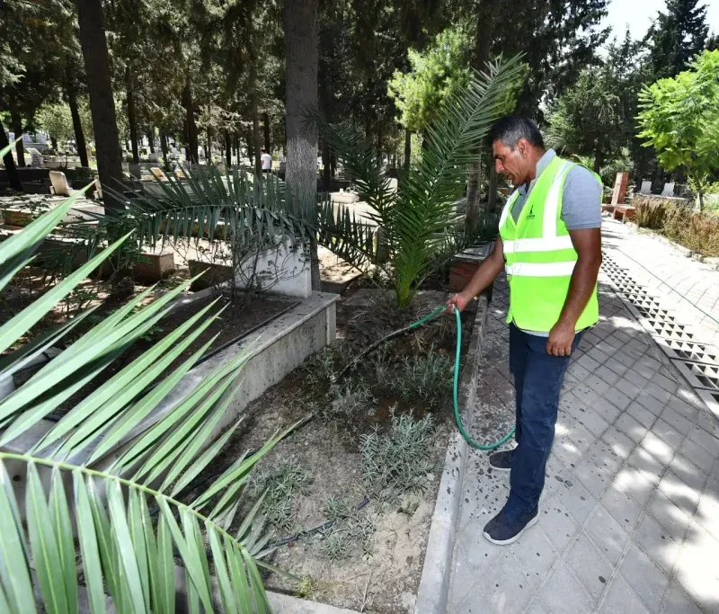 İzmir’de bayram öncesi mezarlıklar için özel bakım