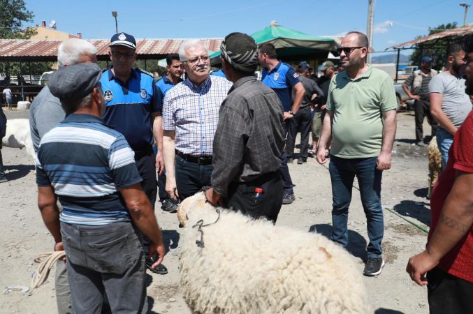 Başkan Deveciler kurban pazarını ziyaret etti