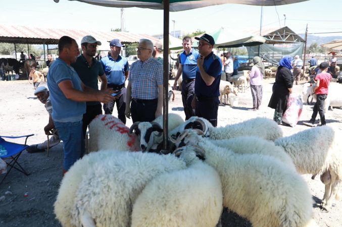 Başkan Deveciler kurban pazarını ziyaret etti