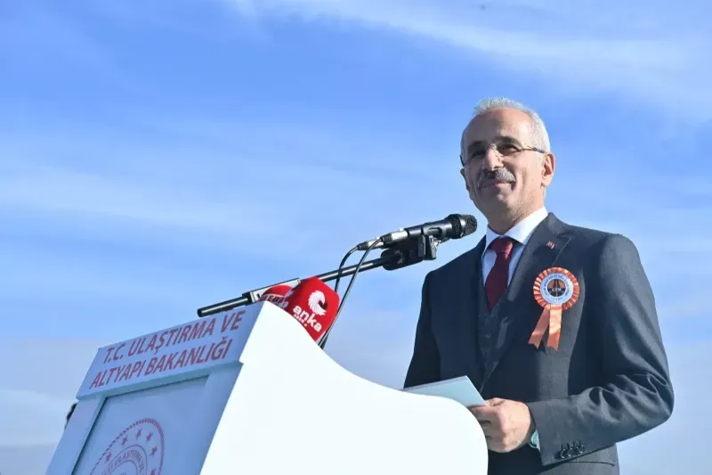 Bakan Uraloğlu; “Vatandaşlarımızı ve yollarımızı korumak için 640 futbol sahası büyüklüğünde çelik ağ ördük”