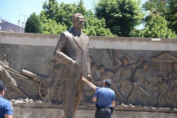 Atatürk Heykeline çirkin saldırı..